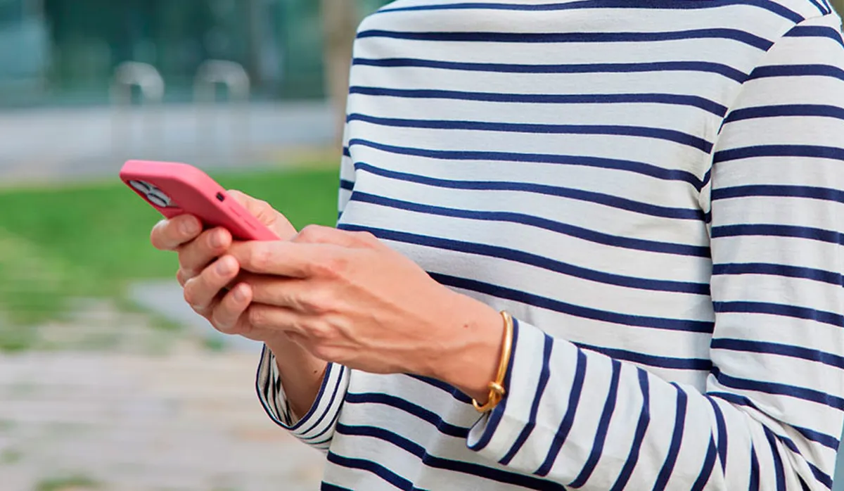 Person anvender sin telefon.