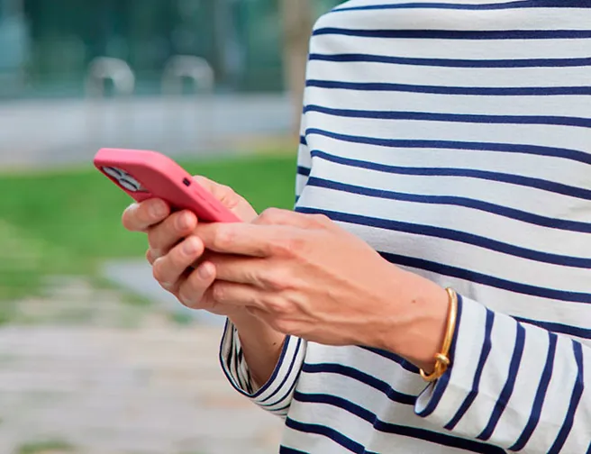 Person anvender sin telefon.