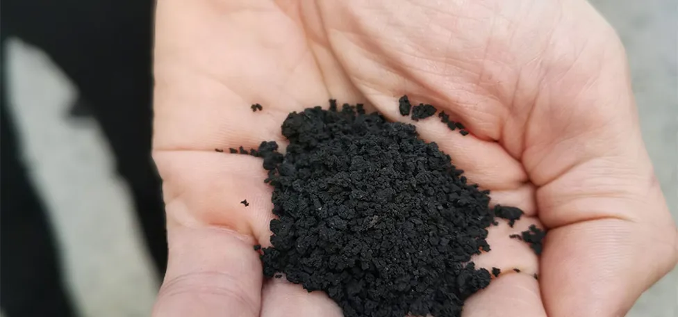 Biokoks holdes i hånd.