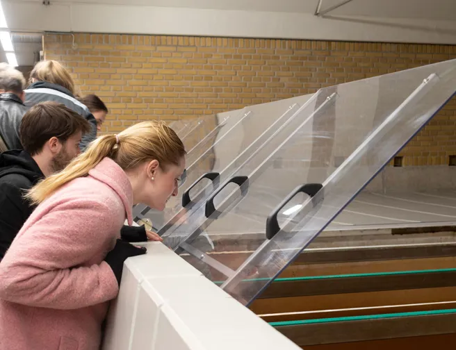 Mennesker på rundvisning på et vandværk