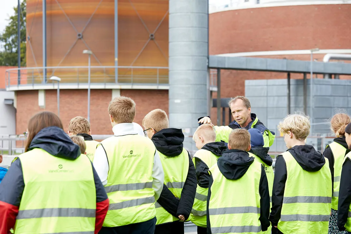 Flok af børn i gule veste vises rundt på Ejby Mølle renseanlæg