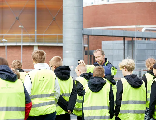 Flok af børn i gule veste vises rundt på Ejby Mølle renseanlæg