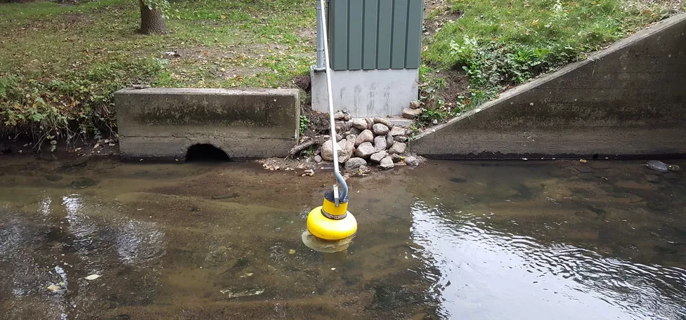 Gul bøje ved målestation i Odense Å