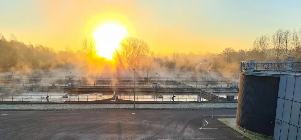 Beluftningsbassiner på Ejby Mølle renseanlæg med tåge og morgensol