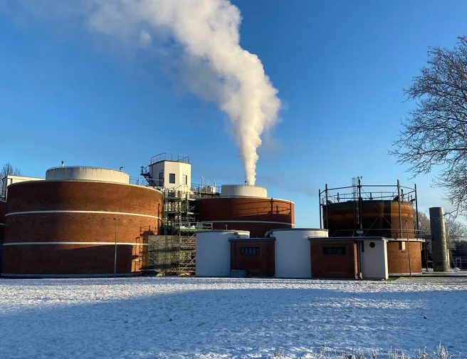 Ejby Mølle renseanlæg i vintervejr med røg fra skorsten ved gasproduktion