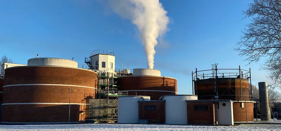 Ejby Mølle renseanlæg i vintervejr med røg fra skorsten ved gasproduktion