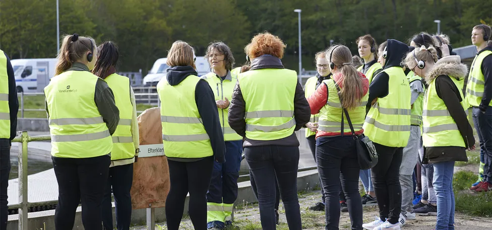 Skoleklasse på besøg på anlæg.