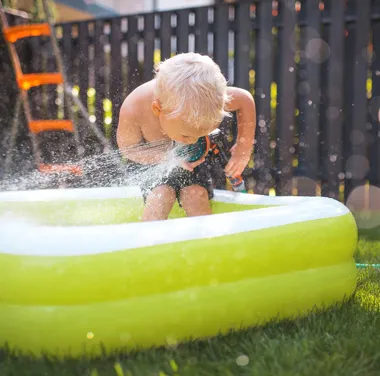 Tøm badebassinet i afløbet