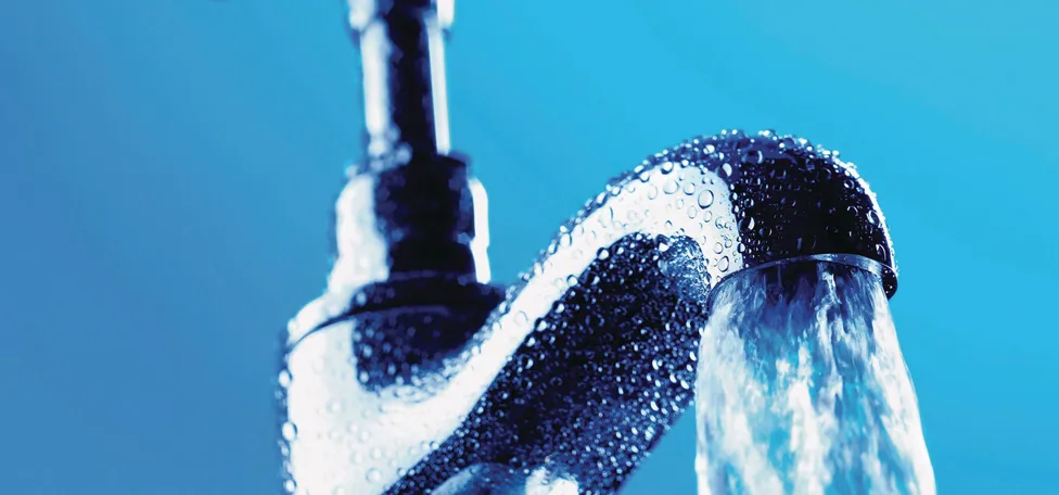 Vand kommer ud af vandhane.