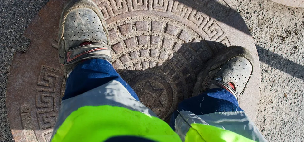 fødder på kloakdæksel