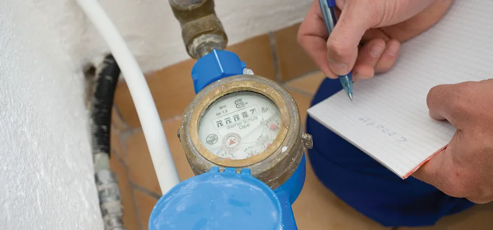 vandmåler aflæses og noteres på en blok papir
