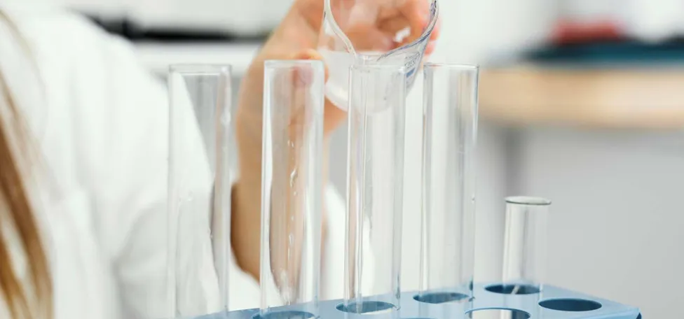 Kolber fyldes med vand til drikkevandsanalyse.