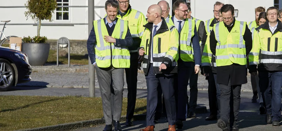 Der er kongeligt besøg på Ejby Mølle, hvor Kong Frederik ses sammen med en delegation.
