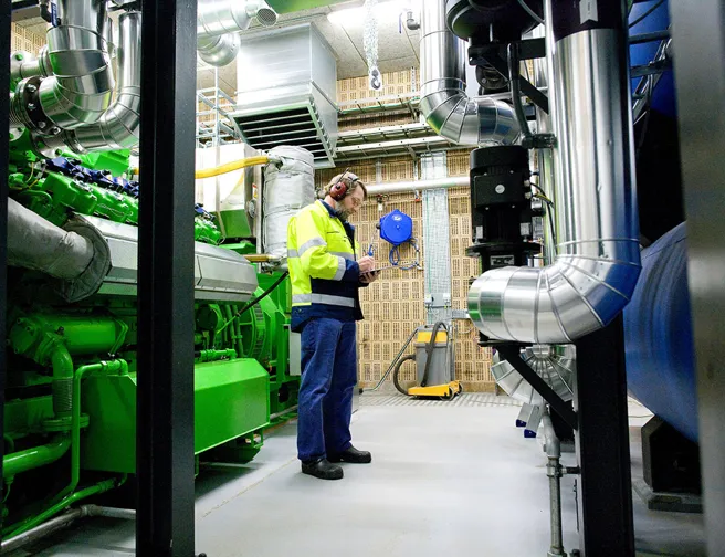 Medarbejder ved gasmotor på renseanlæg
